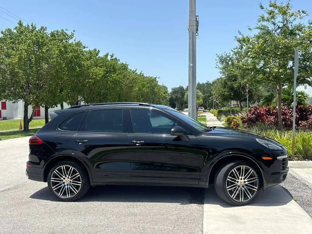 2017 Porsche Cayenne Platinum Edition photo 4