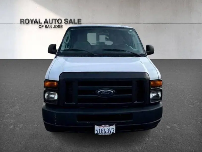 2010 Ford E-Series E-250 Van photo 4