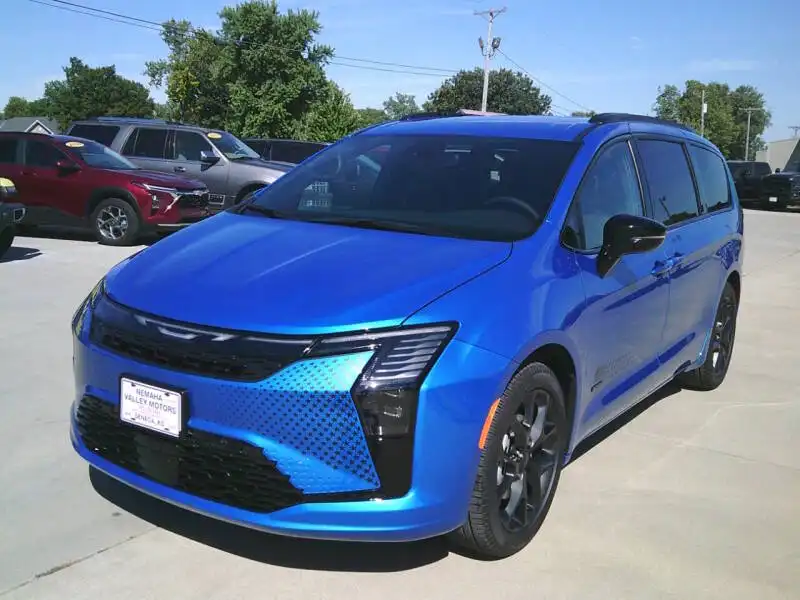 2027 Chrysler Pacifica Select's photo
