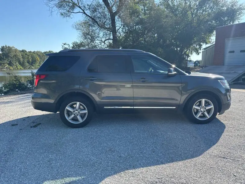 2017 Ford Explorer XLT FWD photo 5