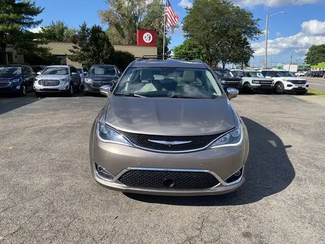 2018 Chrysler Pacifica Limited's photo