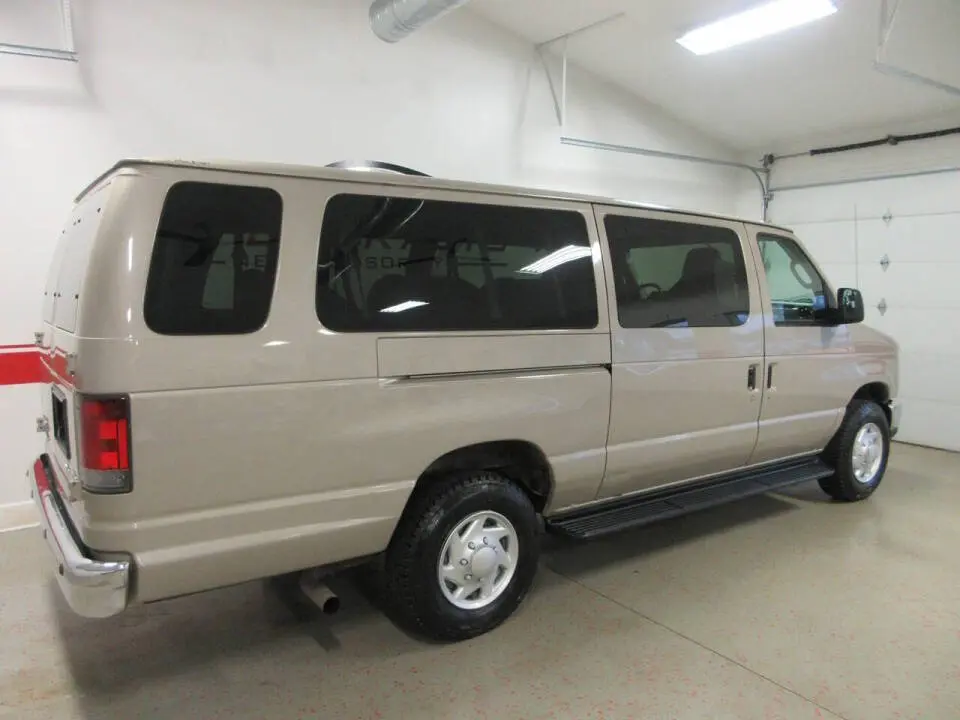 2012 Ford E-Series XLT E-350 Super Duty Extended photo 4