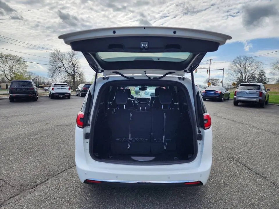 2025 Chrysler Pacifica Select photo 5