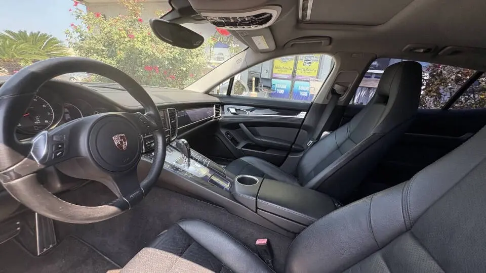 2012 Porsche Panamera 4 photo 3