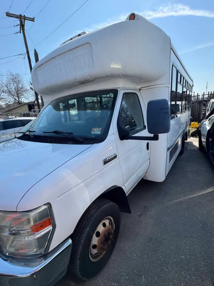 2013 Ford E-Series E-450 SD photo 1
