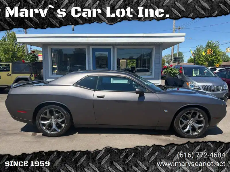 2015 Dodge Challenger SXT's photo
