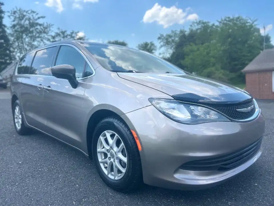 2017 Chrysler Pacifica LX's photo
