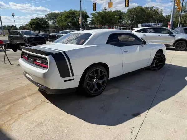 2017 Dodge Challenger SXT Plus photo 4