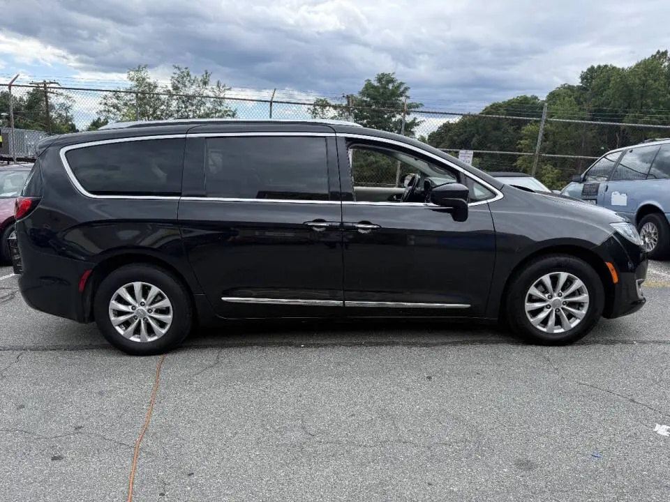 2018 Chrysler Pacifica Touring L Plus photo 3