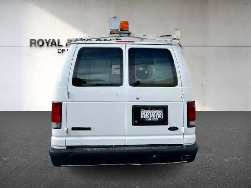 2010 Ford E-Series E-250 Van photo 3