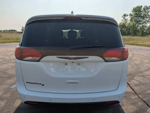 2018 Chrysler Pacifica Touring L photo 4
