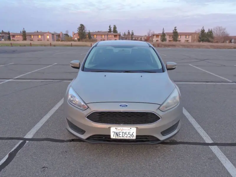 2016 Ford Focus SE Hatchback photo 3