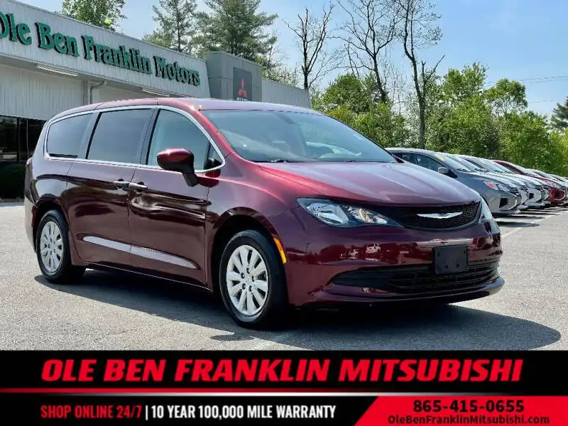 2018 Chrysler Pacifica L's photo