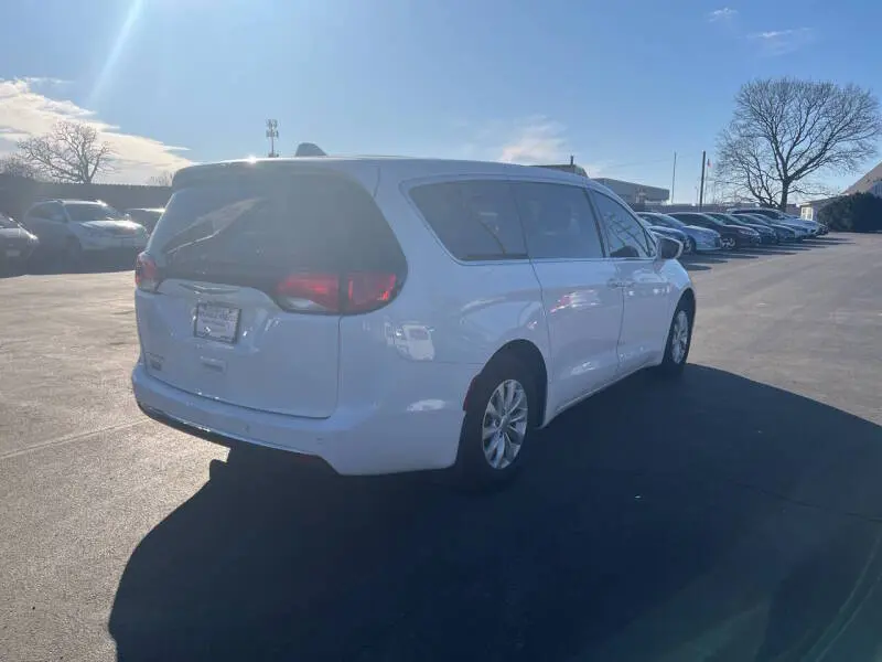 2018 Chrysler Pacifica Touring Plus photo 4
