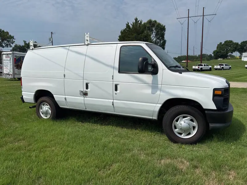 2011 Ford E-Series E-250 Van photo 5