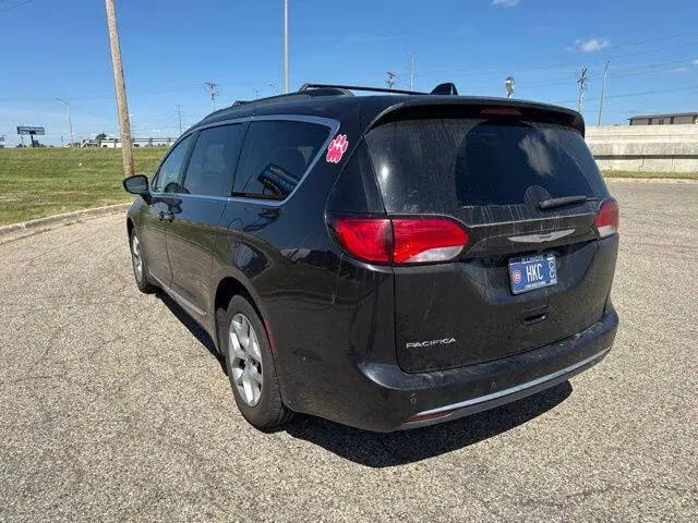 2017 Chrysler Pacifica Touring L photo 5