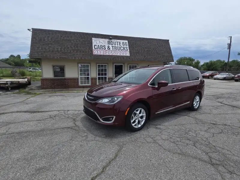 2017 Chrysler Pacifica Touring-L Plus's photo