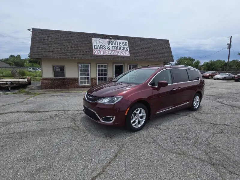 2017 Chrysler Pacifica Touring L Plus photo 1
