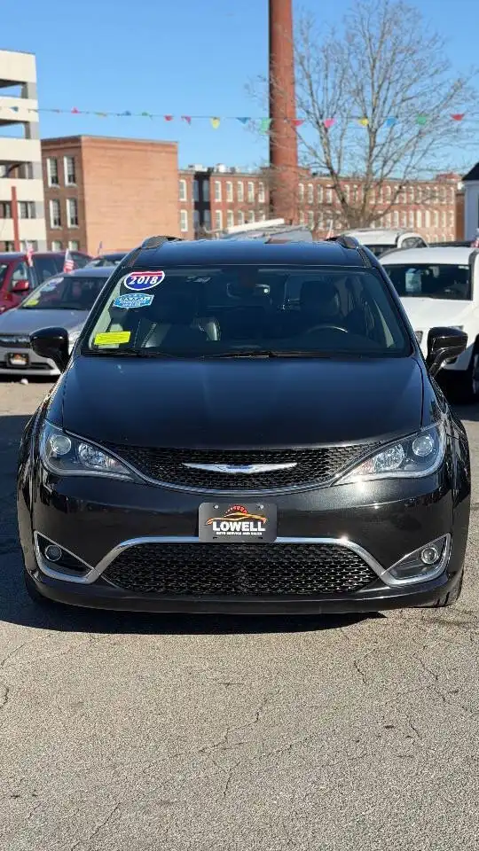 2018 Chrysler Pacifica Touring L's photo
