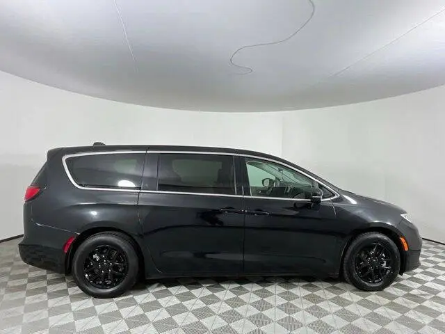 2023 Chrysler Pacifica Touring L photo 4