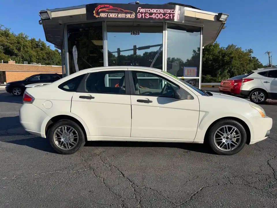 2010 Ford Focus SE's photo