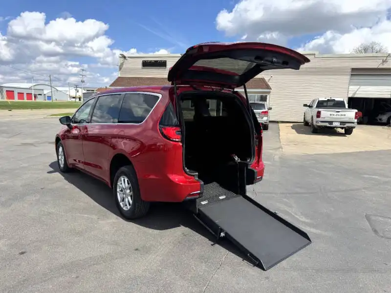 2025 Chrysler Pacifica Select's photo
