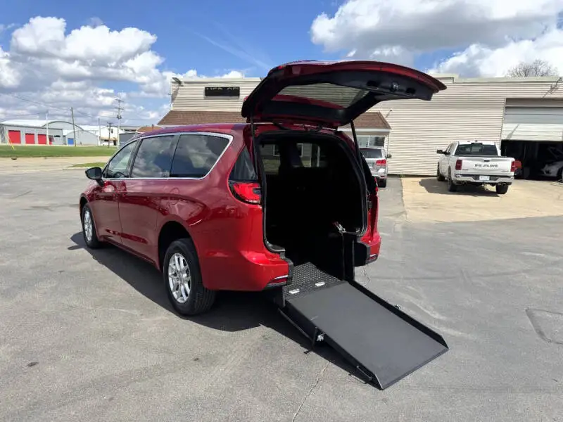 2025 Chrysler Pacifica Select photo 1