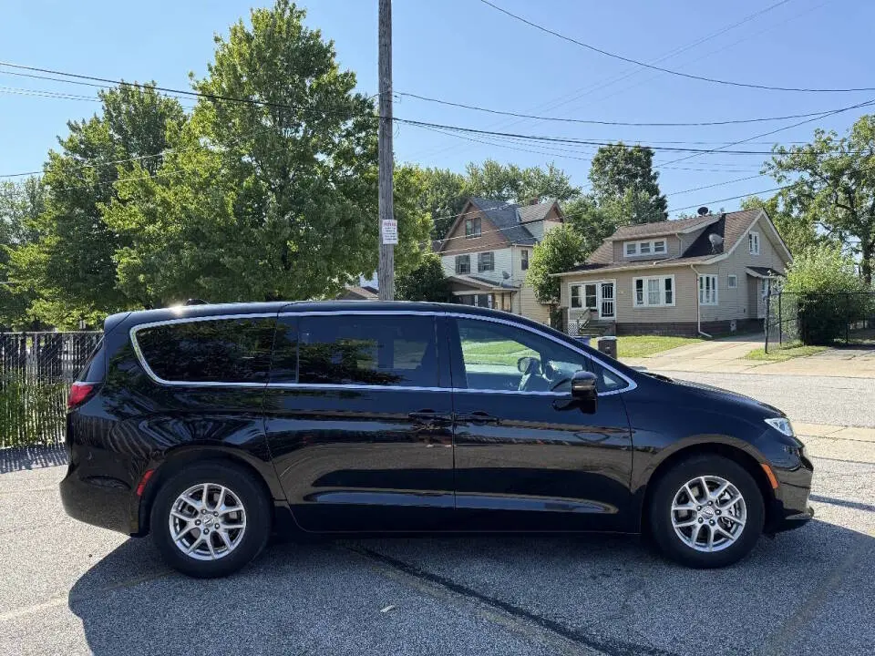 2025 Chrysler Pacifica Select photo 5