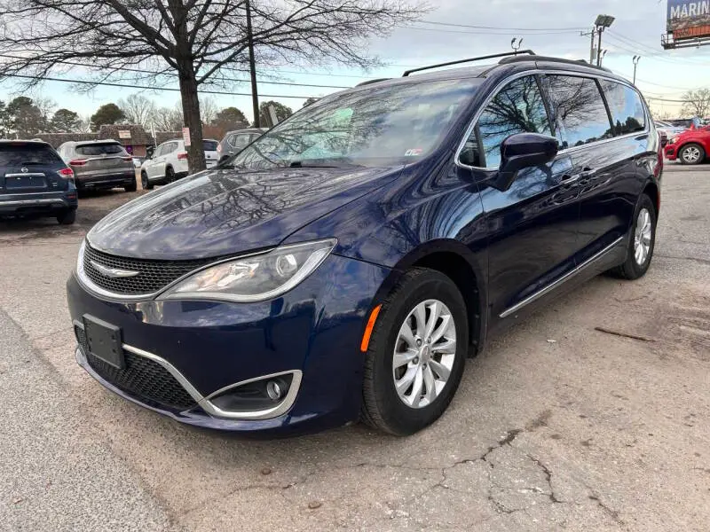 2017 Chrysler Pacifica Touring-L photo 3