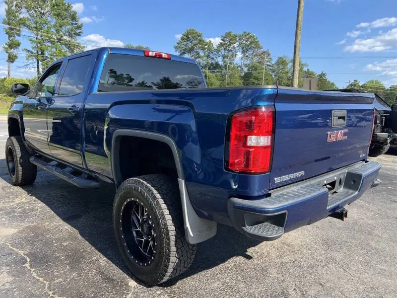 2017 GMC Sierra 4WD Crew Cab Short Box SLE photo 5