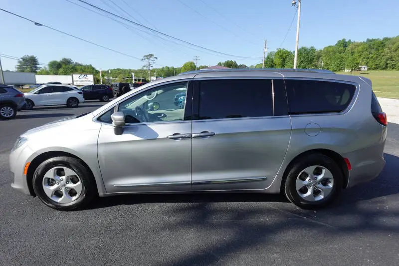 2017 Chrysler Pacifica Touring-L Plus photo 3