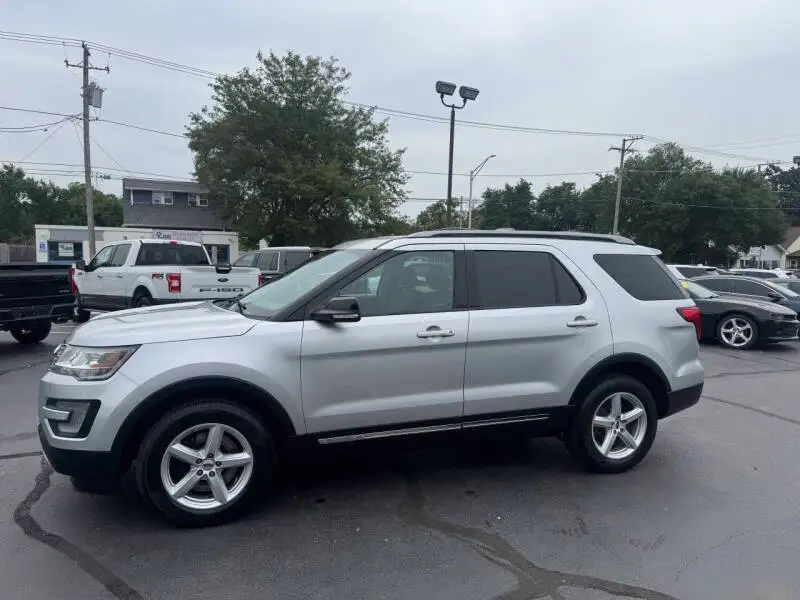 2017 Ford Explorer XLT 4WD photo 1