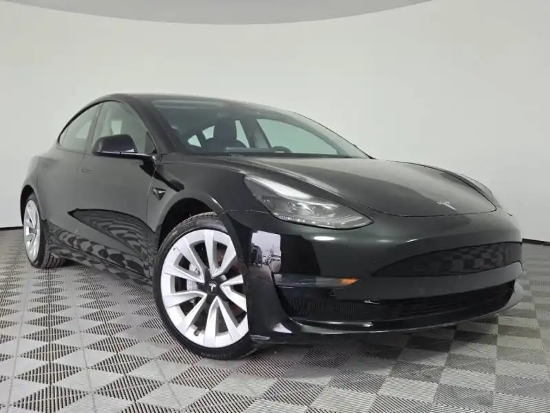 2022 Tesla Model 3 Standard Range Plus's photo