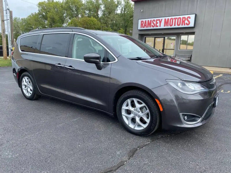 2018 Chrysler Pacifica Touring Plus photo 3