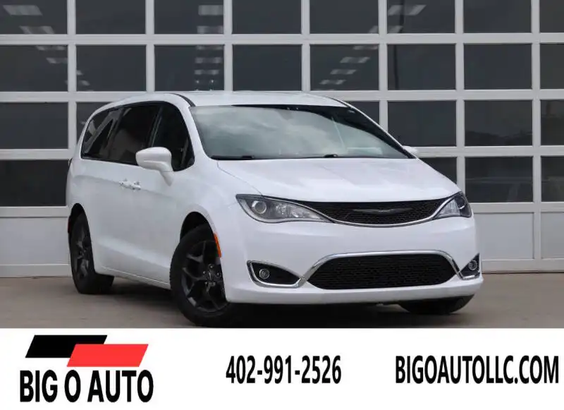 2018 Chrysler Pacifica Touring Plus's photo