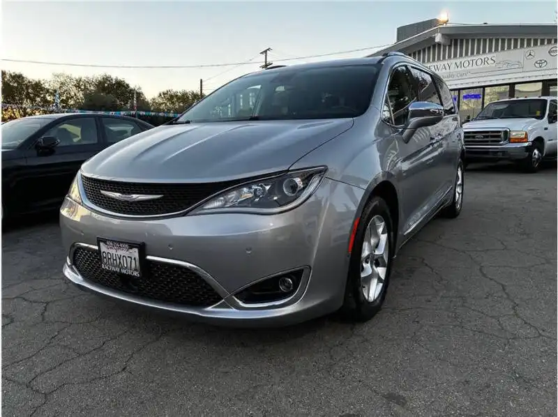 2020 Chrysler Pacifica Limited's photo