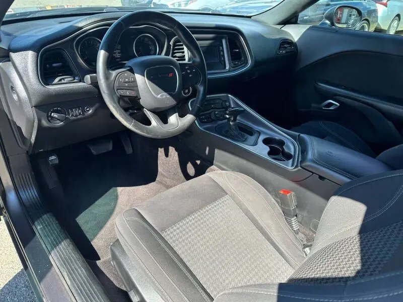 2015 Dodge Challenger SXT photo 3