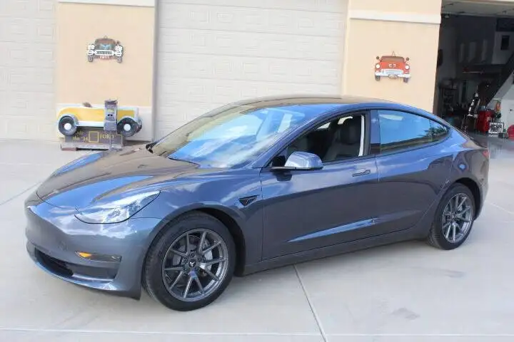 2022 Tesla Model 3 Standard Range Plus's photo
