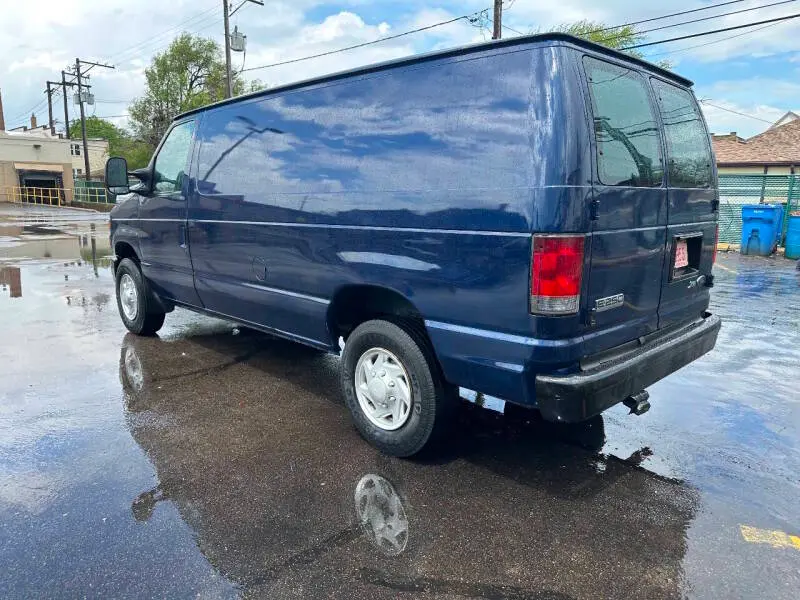 2010 Ford E-Series E-250 Van photo 5