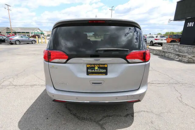 2017 Chrysler Pacifica Touring-L photo 4