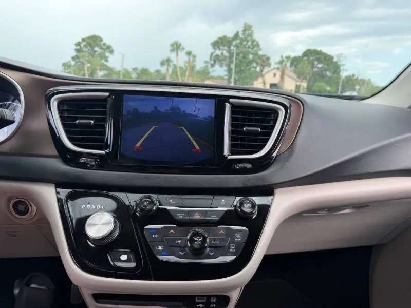 2017 Chrysler Pacifica Touring-L photo 4