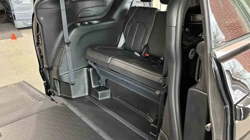 2025 Chrysler Pacifica Select photo 4