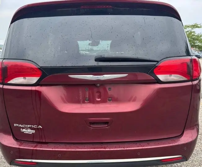 2017 Chrysler Pacifica Touring L Plus photo 3