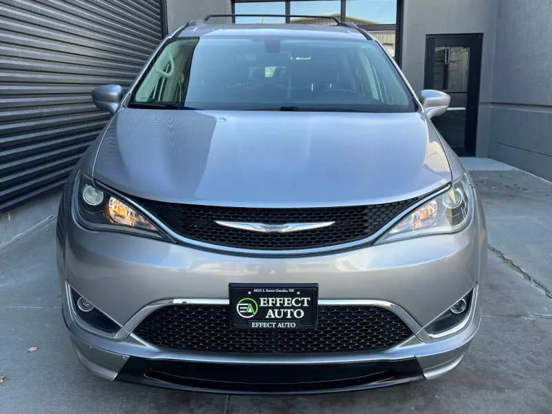 2017 Chrysler Pacifica Touring-L photo 5