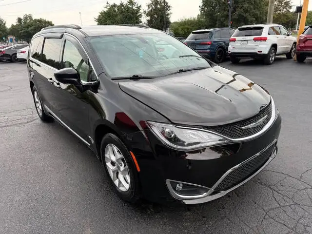 2017 Chrysler Pacifica Touring L photo 3