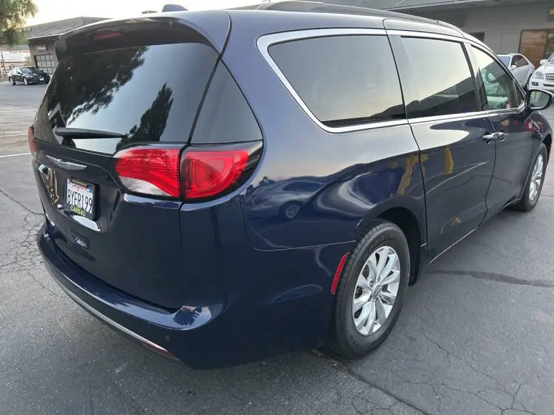2018 Chrysler Pacifica Touring Plus photo 4