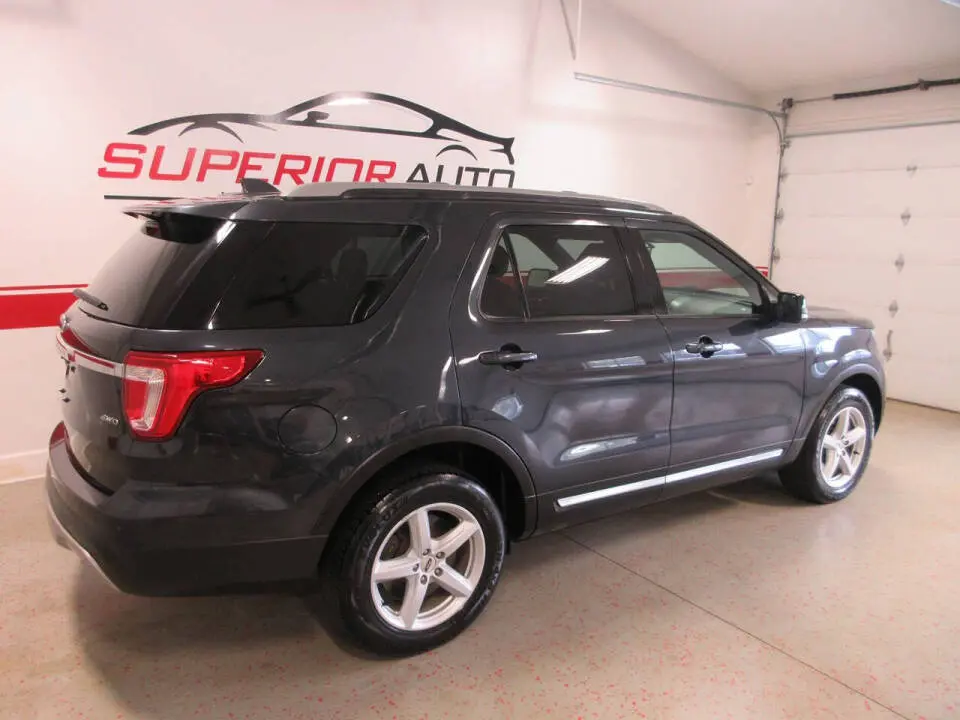 2017 Ford Explorer XLT 4WD photo 4