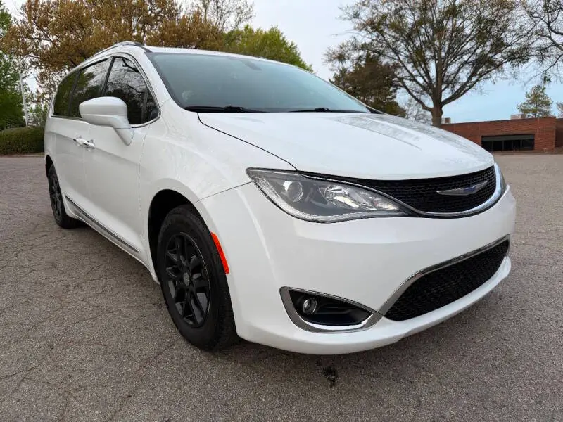 2020 Chrysler Pacifica Touring L photo 3