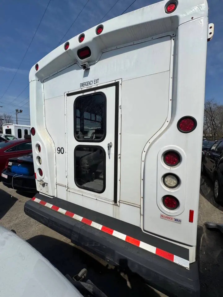 2013 Ford E-Series E-450 SD photo 4