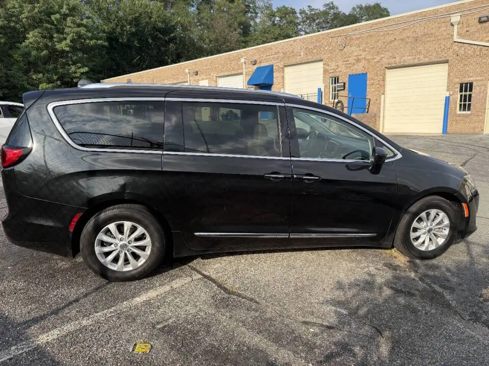 2018 Chrysler Pacifica Touring L photo 3